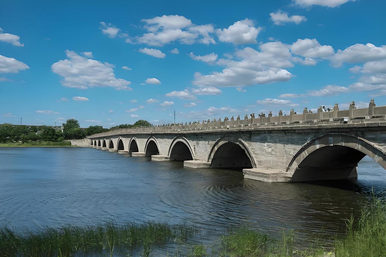 1192年4月24日，一座桥梁横跨涿州的永定河，静静矗立，见证了岁月的流转。它不