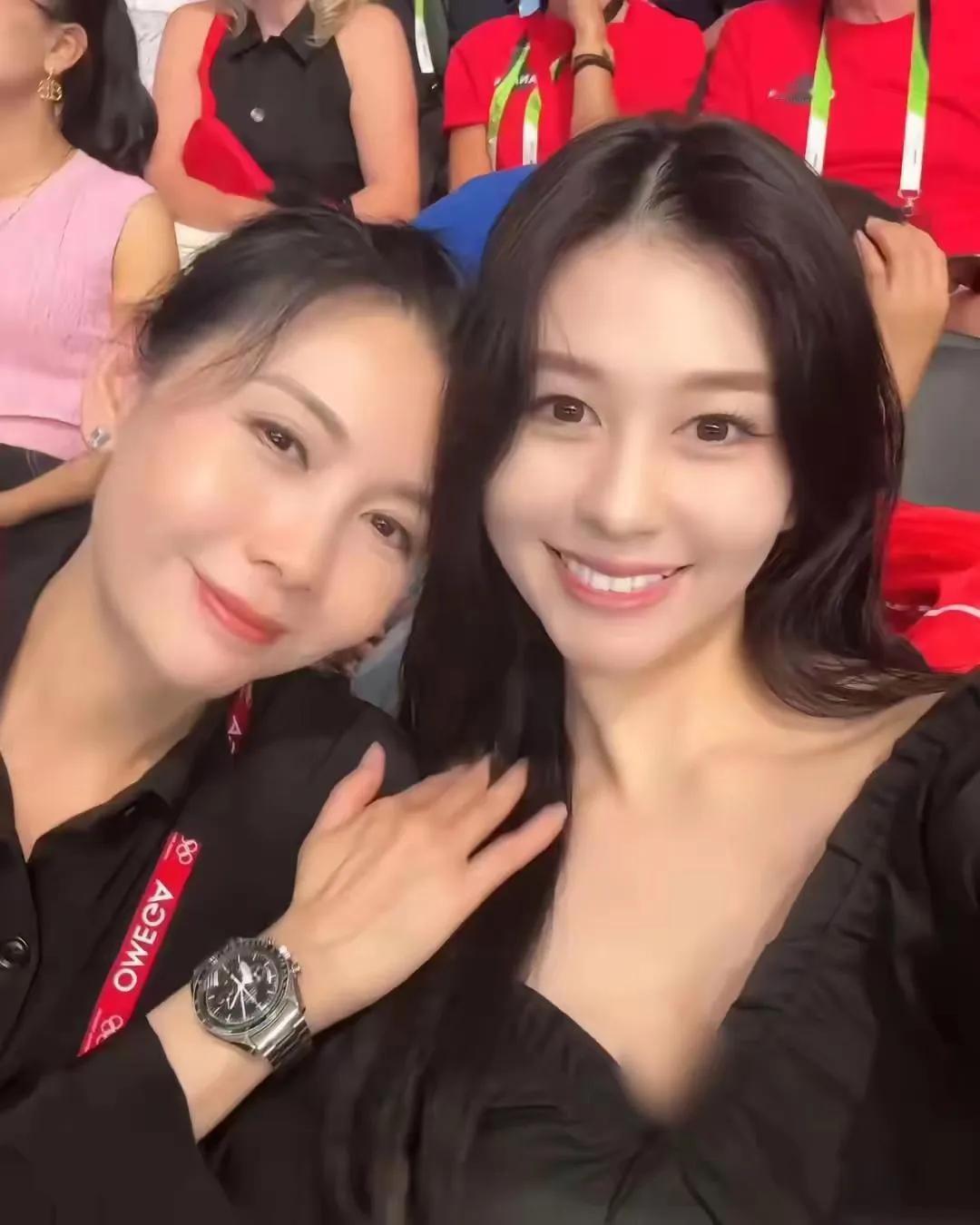邱淑贞已经老去，56岁的样子与女儿差别太大。能看到隐隐约约的皱纹，与荧屏上的她判