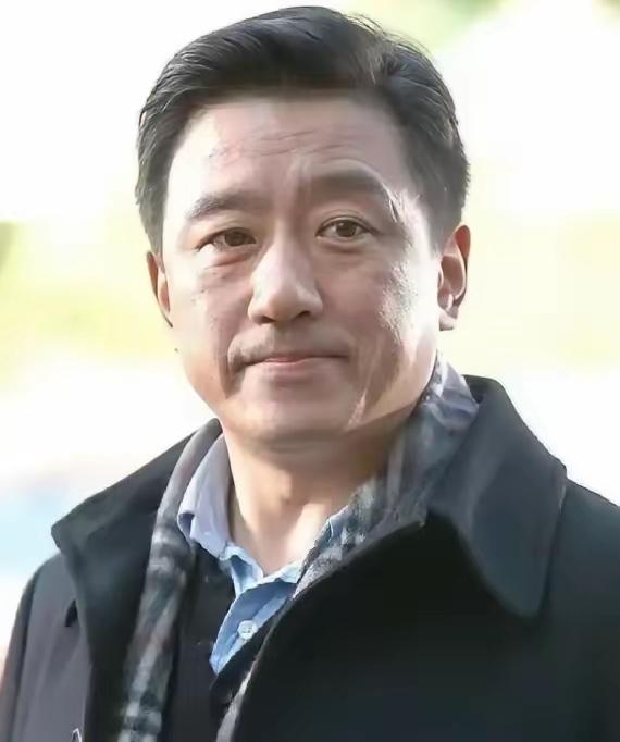 拍了70%的戏，男主角以为拿捏住了剧组，当场罢演要加钱。导演陈国军脸一沉：换人！