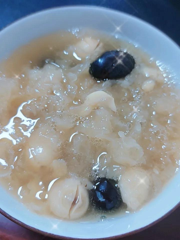 银耳莲子红枣羹
盛夏就好这一口