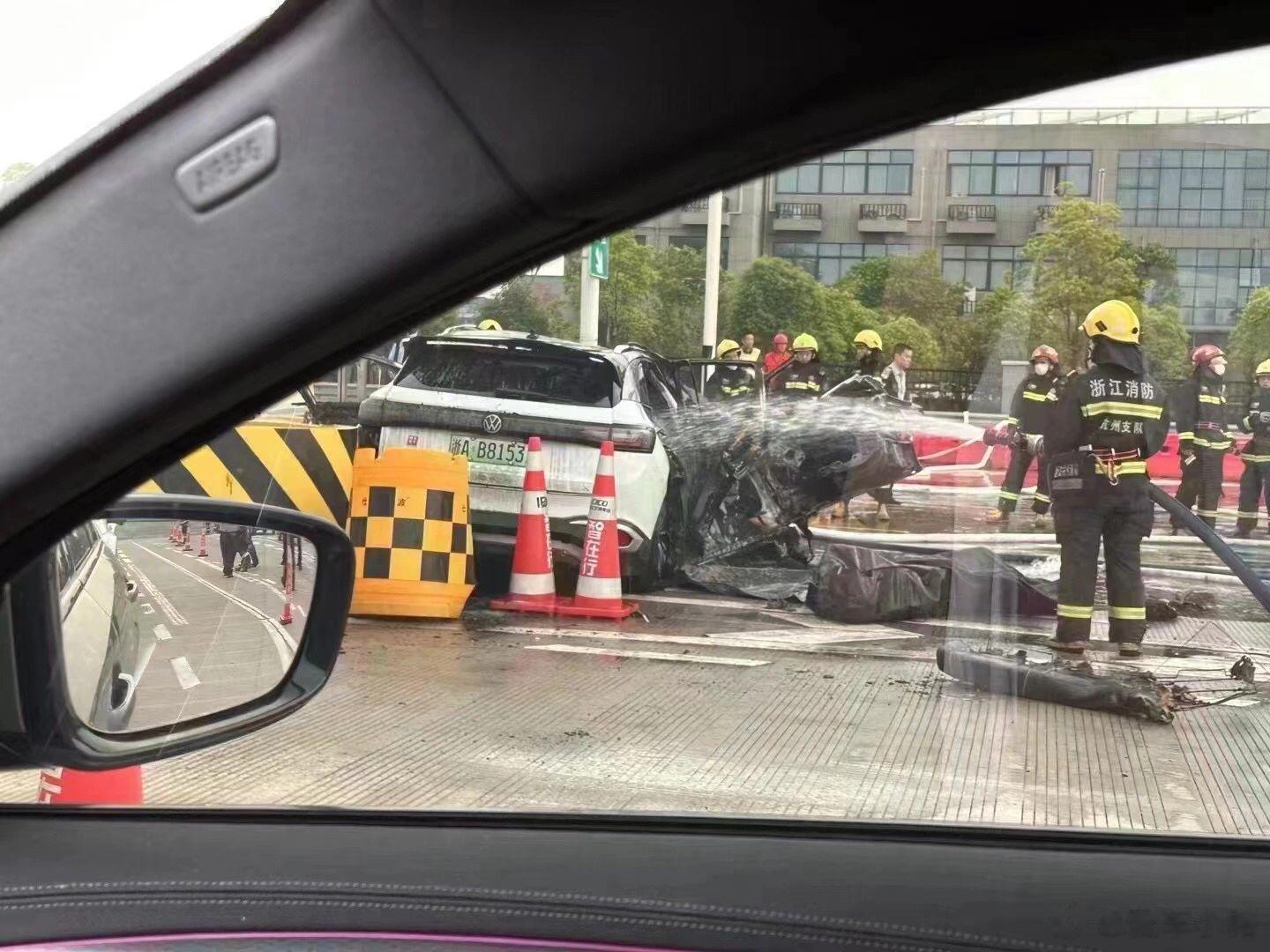 #杭州一客车碰撞收费站起火4人死亡#新能源车碰撞起火是燃烧很快的，四个人全被活活