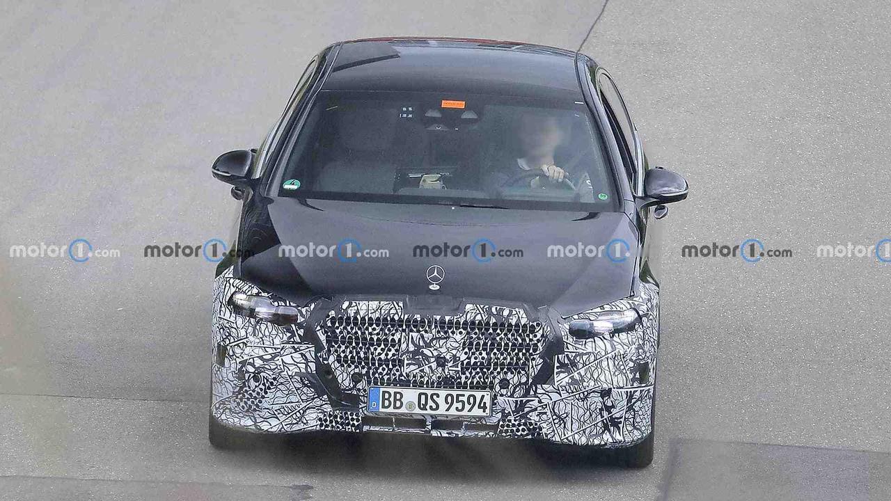 外媒近日曝光了新款奔驰S级的路试谍照，作为代号W223的现款S级的升级版本，新车