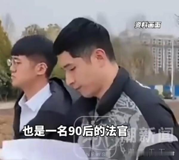 穿着法袍的他，曾是法庭之首！没想到，他却走下神坛站到了，被告母亲的身后为她辩护！