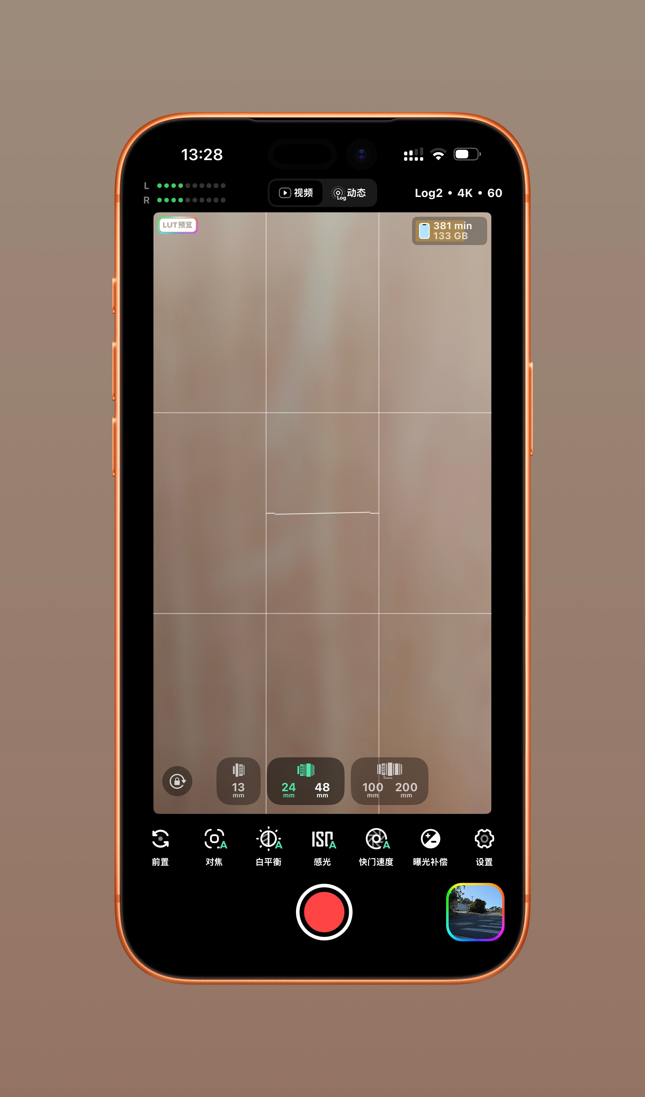 用iPhone的朋友，推荐两个App能完美代替原相机。【录视频：飓风相机】最简单