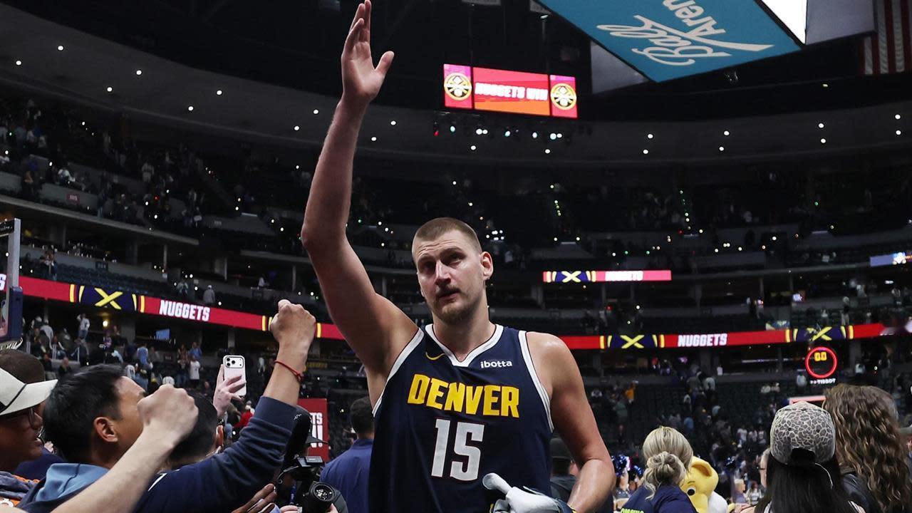 尼古拉·约基奇在周一轰出27分、16次助攻和12个篮板的三双表现，帮助丹佛掘金在