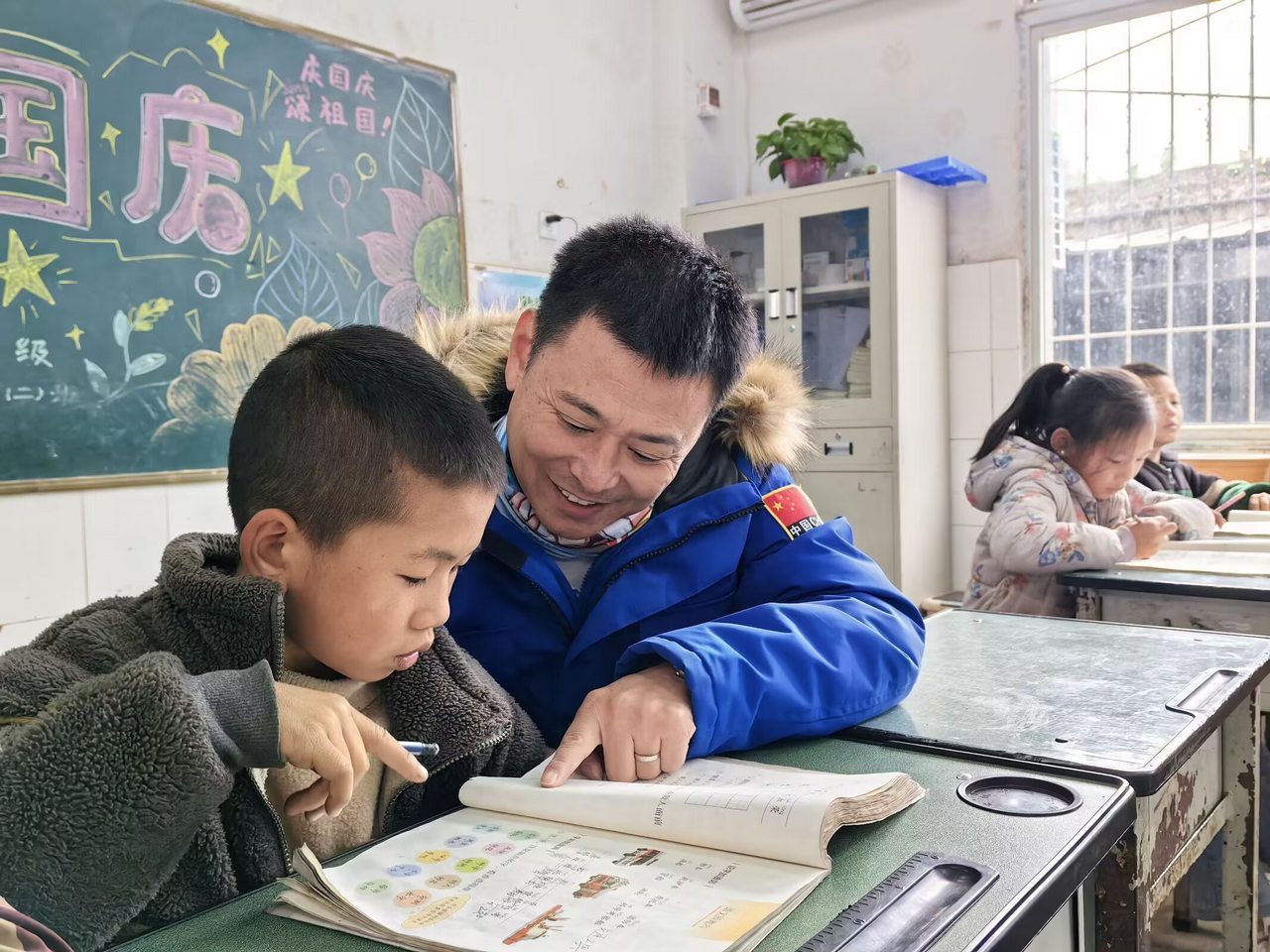 浙江宁波志愿者九赴凉山传递山海温情 宁波志愿者王华峰六年九进四川美姑凉山，获评2