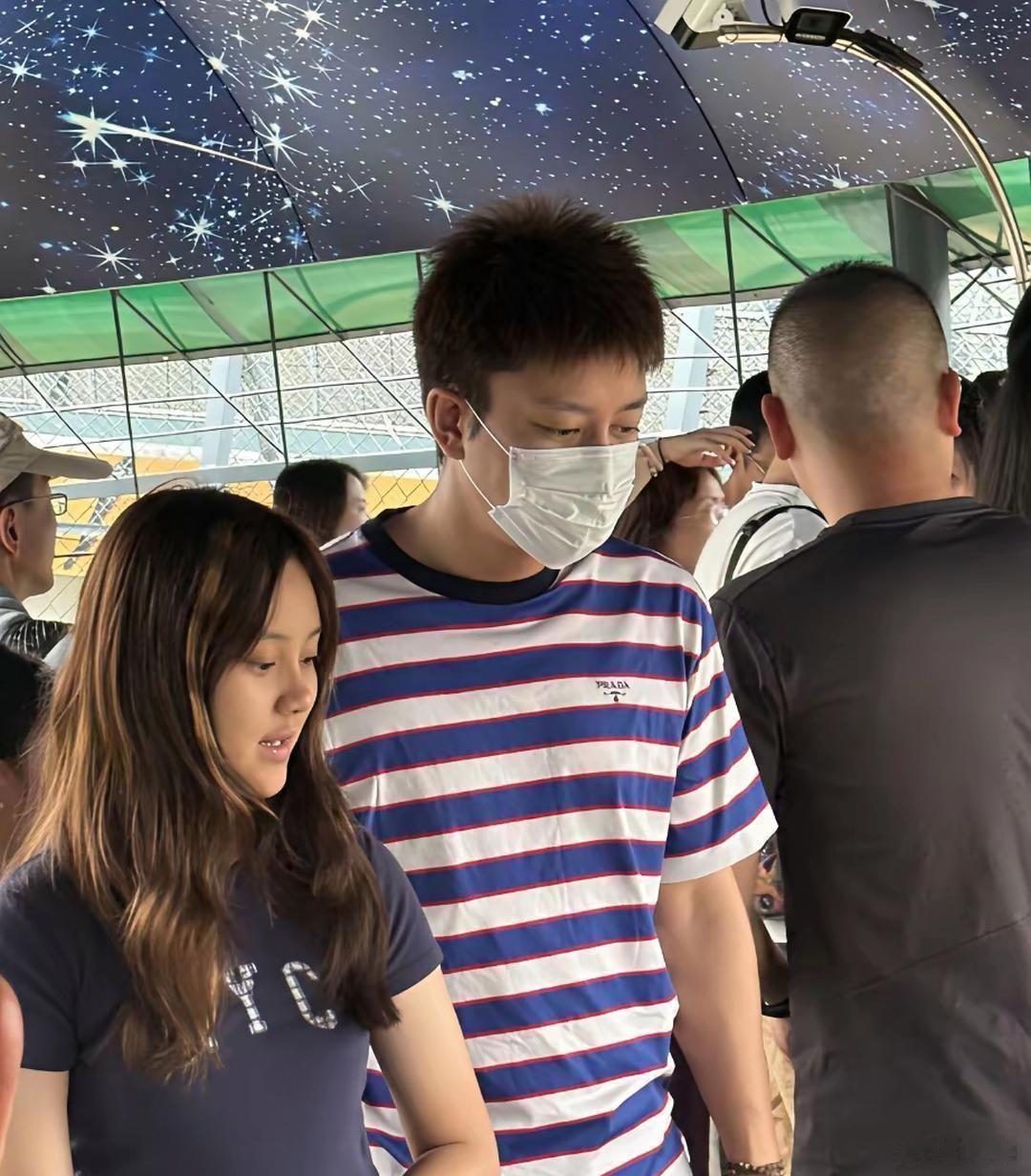 8月2日，贾乃亮与甜馨回到哈尔滨老家游览东北虎林园，甜馨长高了，但腿型不好看，大
