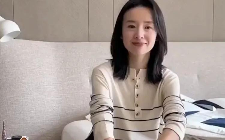 董洁和潘粤明因为儿子的事情闹了11年，最终选择和解。董洁前半生是演戏，后半生则是