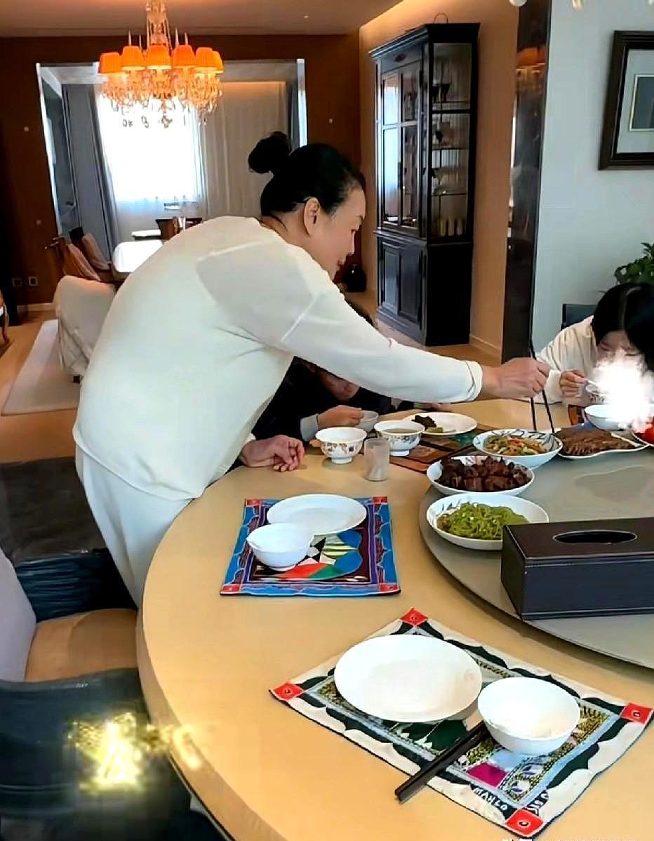 看到兰姐家这俩孩子，你是真觉得现在的小孩活得太累了。
箖箖和玥儿在公园疯跑、玩雪