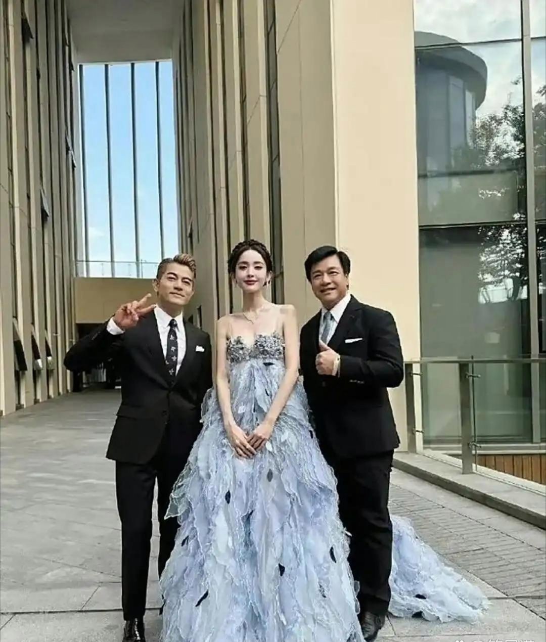 郭富⁠城和娜扎⁠同框‏⁠⁠合影，娜扎‎看起来比他壮‏实不少，‎‏块头‎明显大一‎