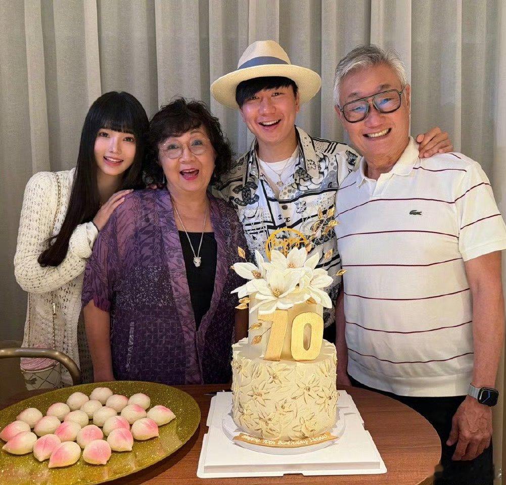 林俊杰发合照公开恋情，女友是23岁的网红七七。林俊杰44岁，两人年龄相差21岁！