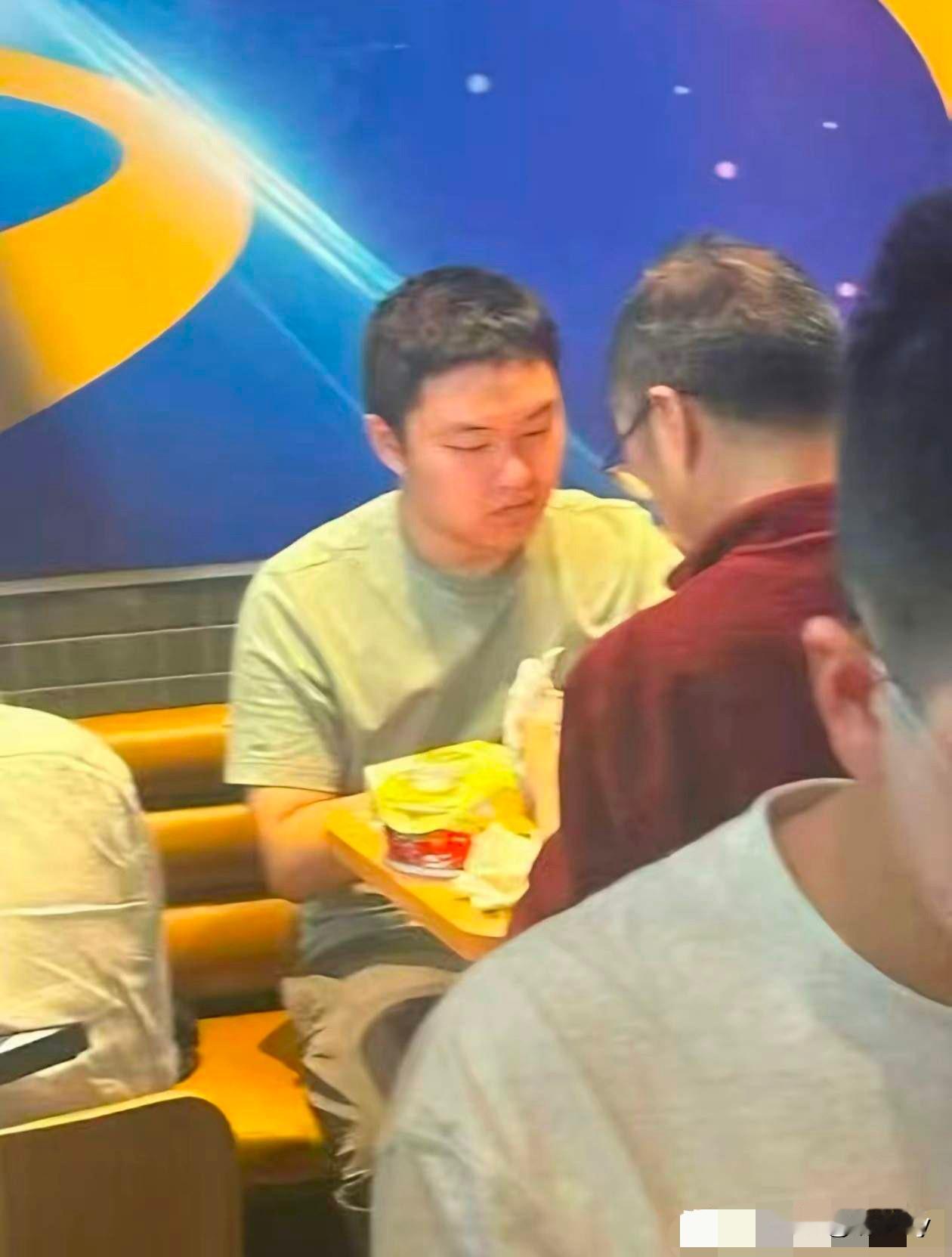 老师太不容易了！遇到这种情绪不稳定的学生，一定要先安抚好，不然事情闹大就不可控了
