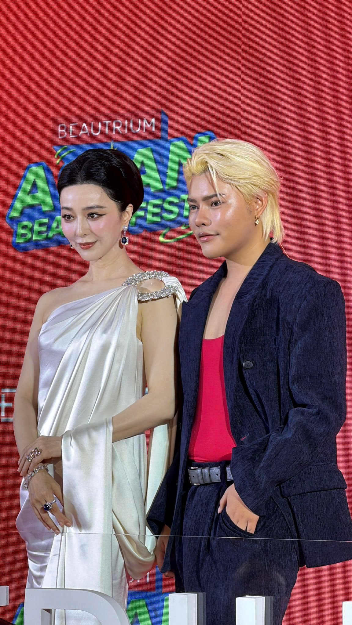 我发现美女得跟美女站一起才能突显美女，不然和丑丑站一起容易被视觉带偏……