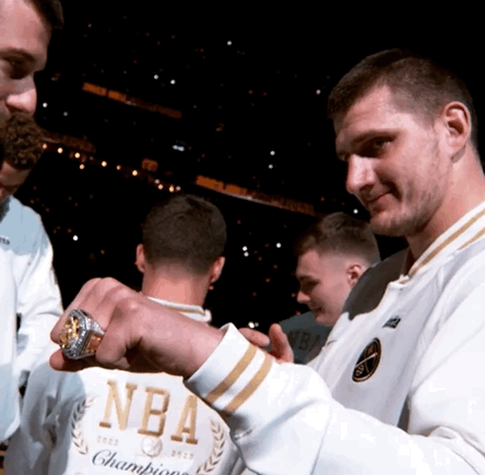 来吧，一起嘚瑟一下！NBA上赛季总冠军戒指💍颁奖现场。
