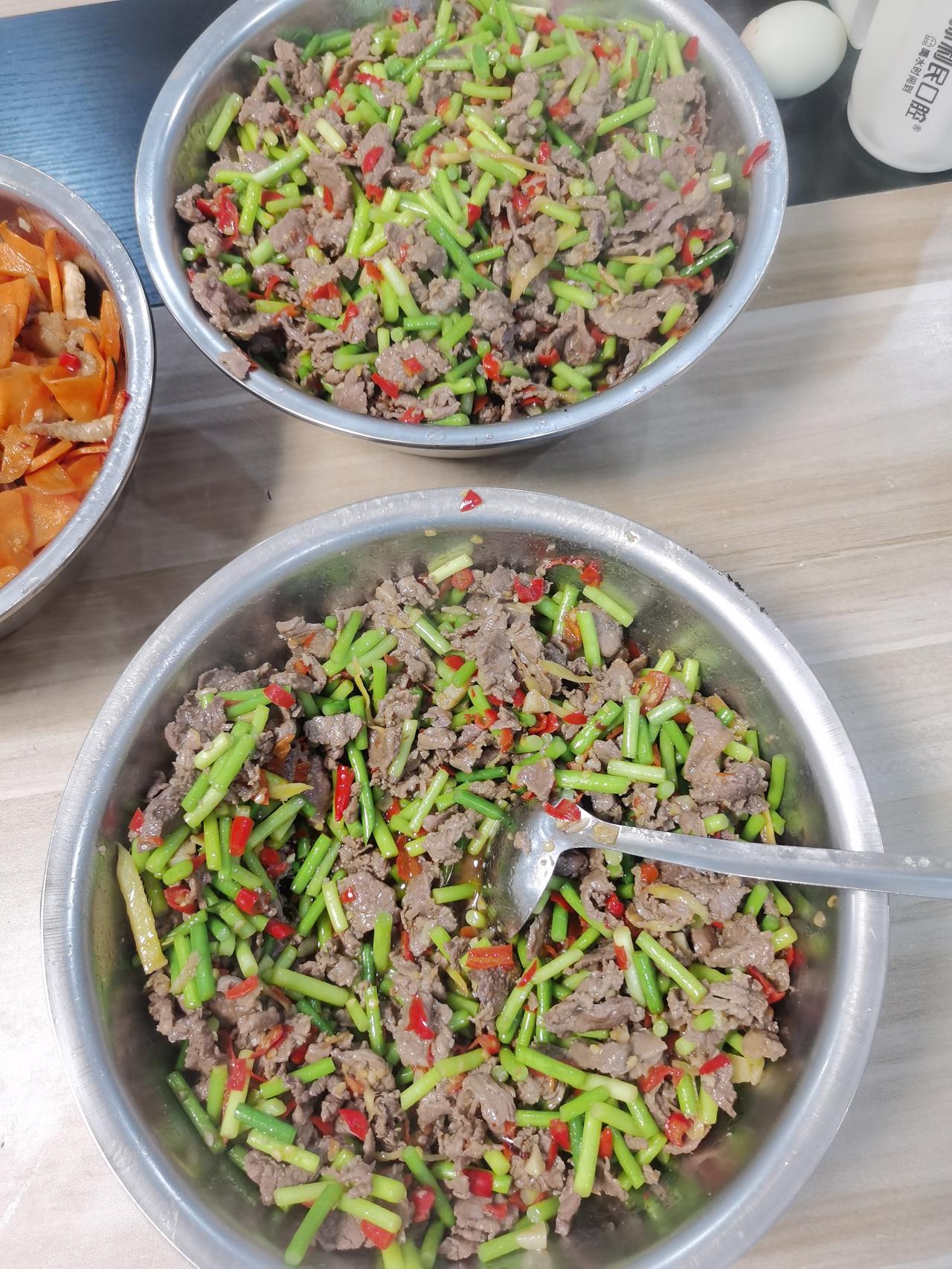 食堂家常菜谱：
蒜苔炒牛肉
红萝卜炒猪肉
炏油麦菜。

你站在厨房，鱼是食物，你