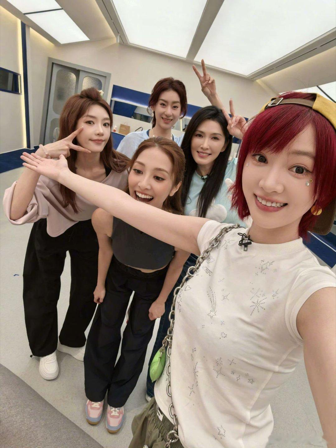 黄灿灿直播这个黄灿灿以前以为她是高冷女神来的，结果可好玩，每天乐呵呵的，直播也好