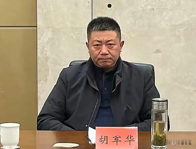 谁也没想到，
宜昌当阳这位深耕基层几十年的干部，
突然跌落尘埃让人唏嘘不已。5月