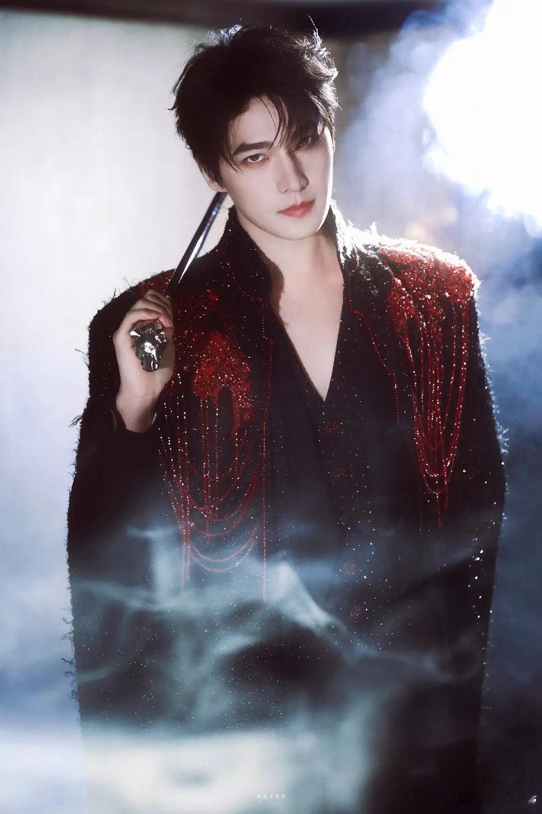 杨洋这身材比例真的绝，182cm的身高配上极具存在感的宽肩，线条利落又挺拔，气质