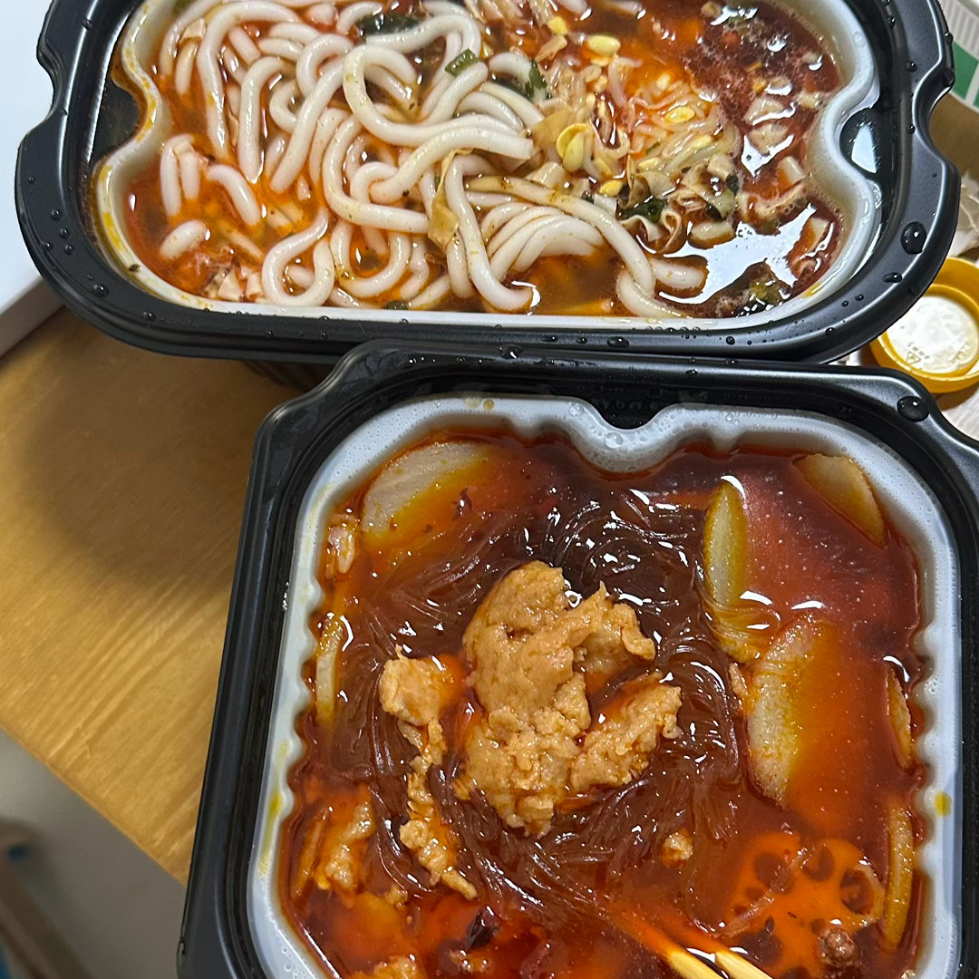 不想做饭 把上次囤的自热火锅自热土豆粉拿出来吃掉 
