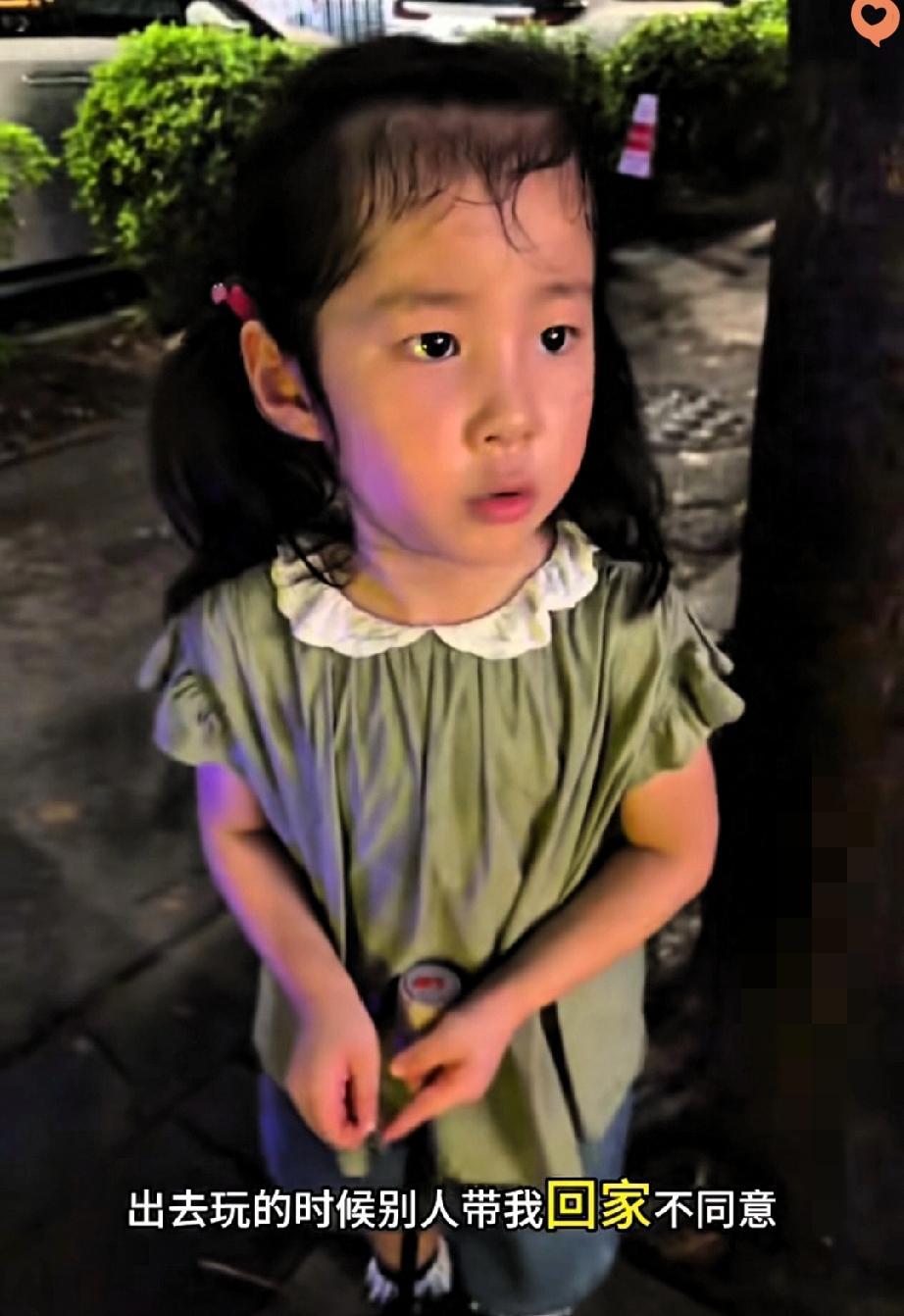 这个小女孩太聪明了！
在广东，一位外卖员高先生刚取完餐，就被一个四五岁的小女孩拉