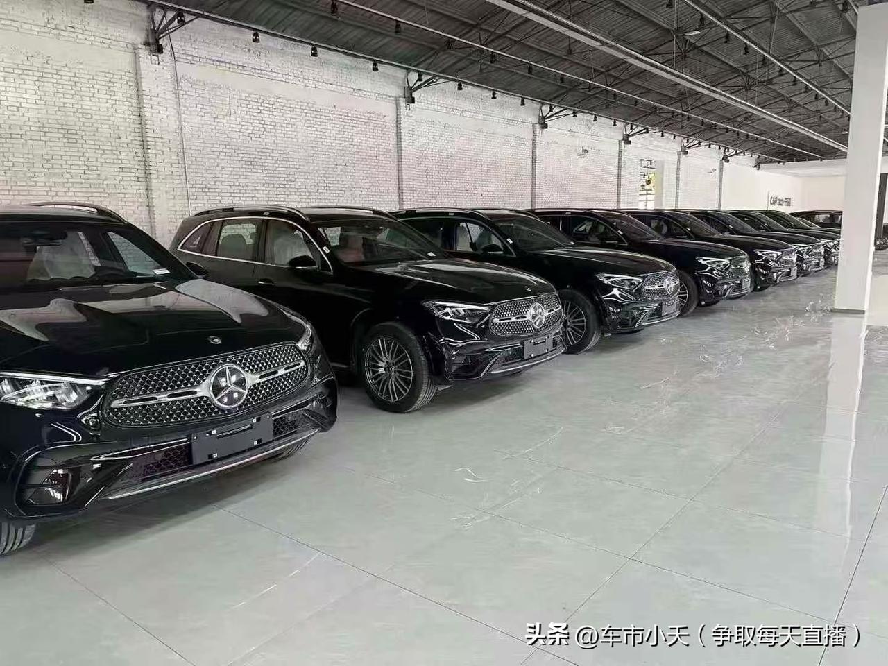 奔驰前三个季度在中国市场同比下滑了31%，下降幅度非常大。一面是销量下滑，另一方