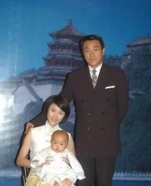 1997年，何冰和多年不见的女同学李海洋吃饭，李海洋却突然说：“我都 29 了，
