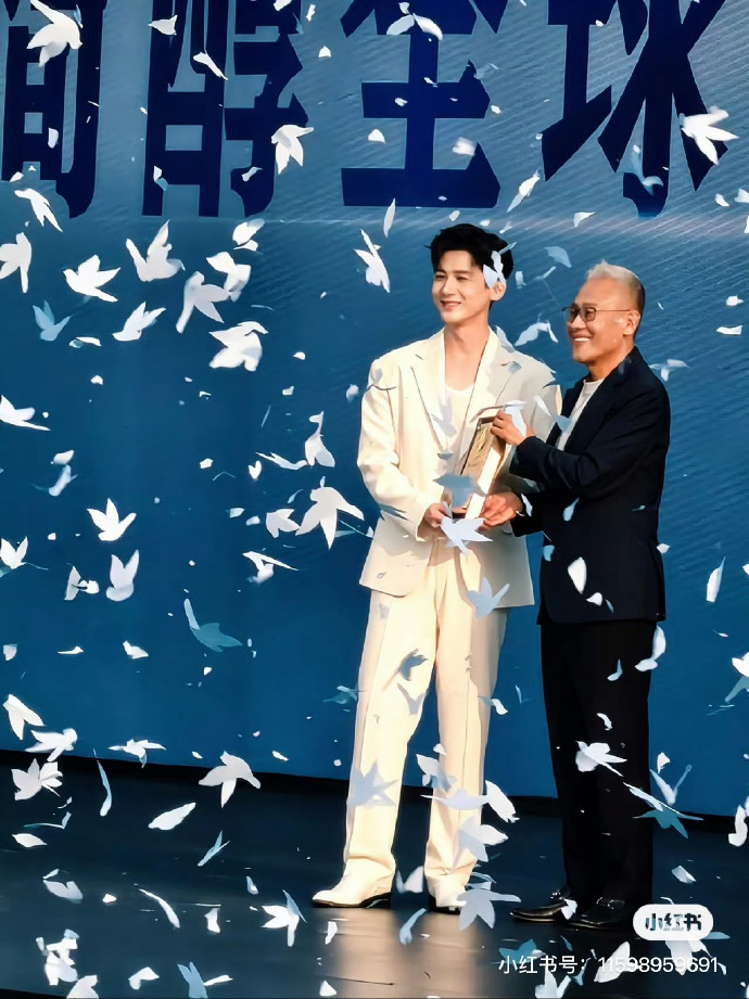 被小白鸽满满的爱包围的白敬亭，亭鸽99！ 
