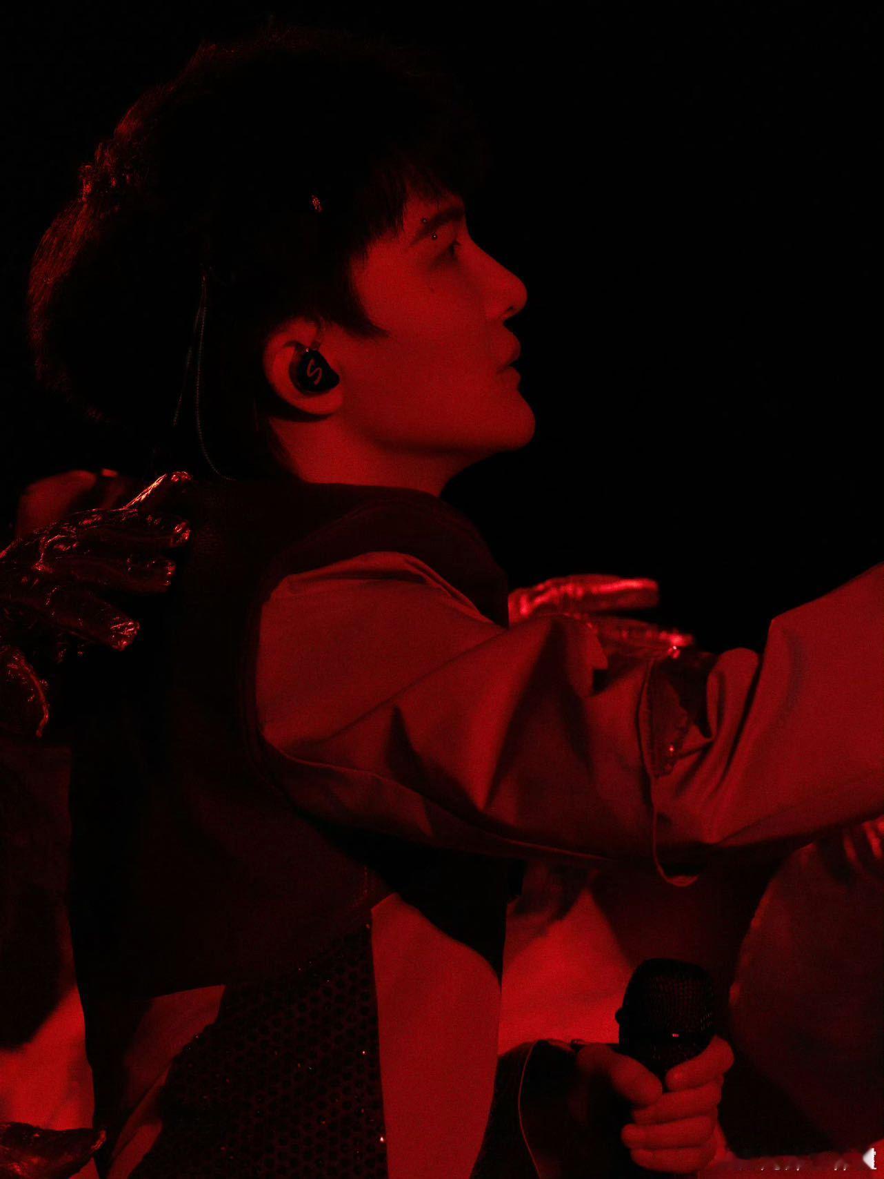 #周深反PUA神曲现场杀疯了# 周深以《请我不改》在鸟巢开启反 PUA 的征程。