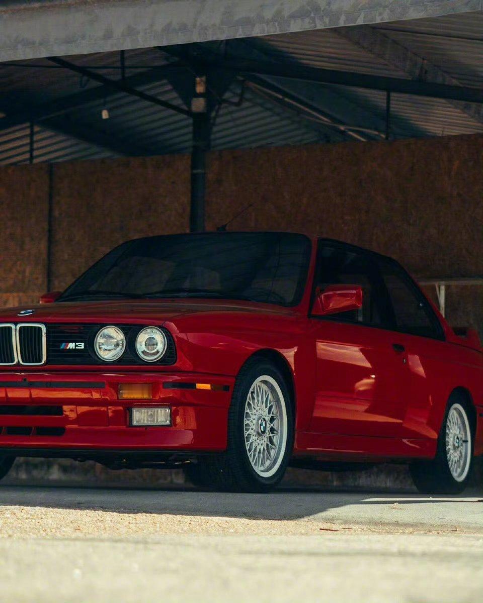 BMW E30 M3的方盒子里装着多少人的热血？第一代M3的棱角分明是刻在时光里