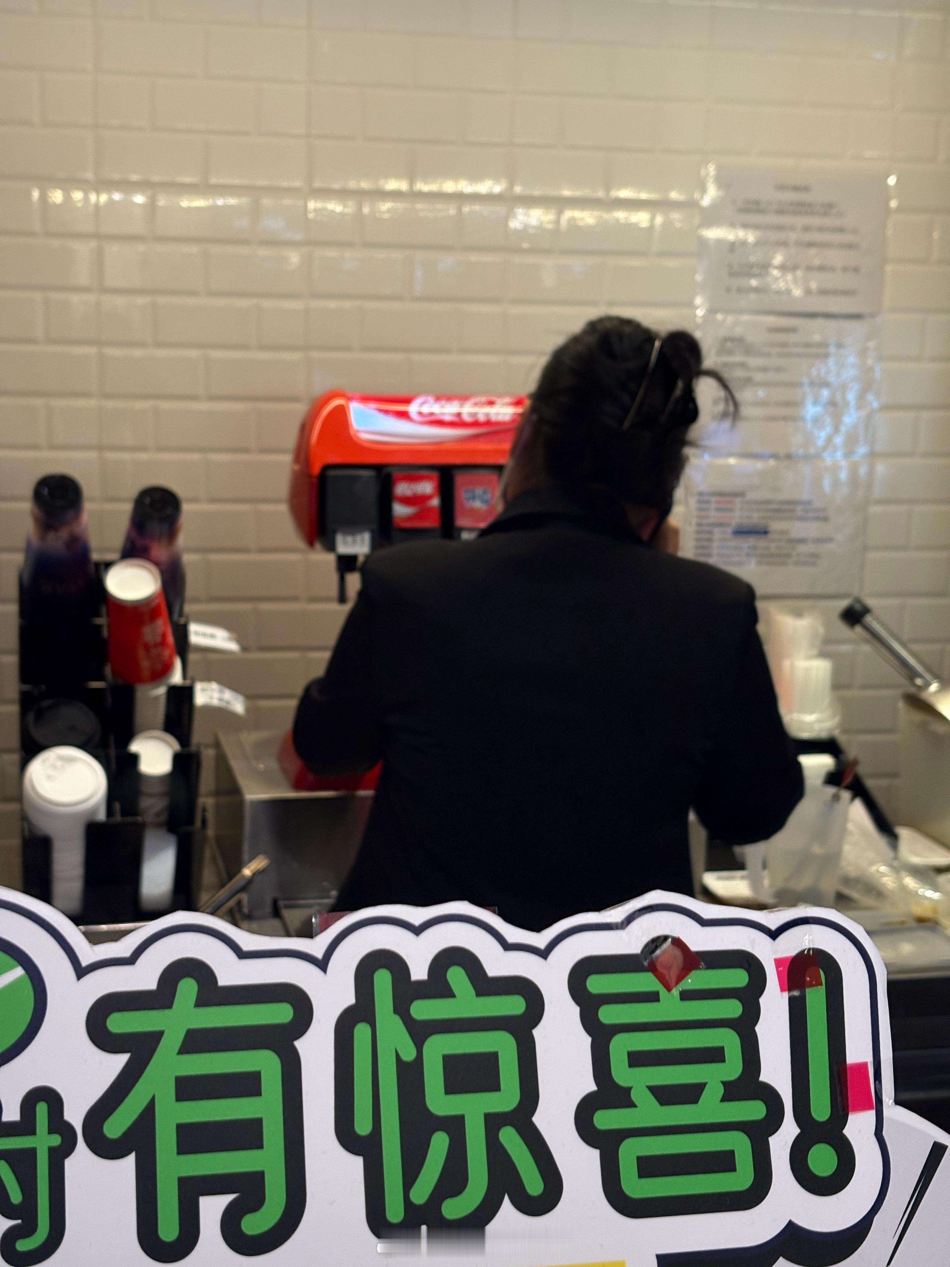 半夜来看4D疯狂印象城2，买了张餐饮团购券，却被影院员工程俊蛐蛐，说又要便宜又要