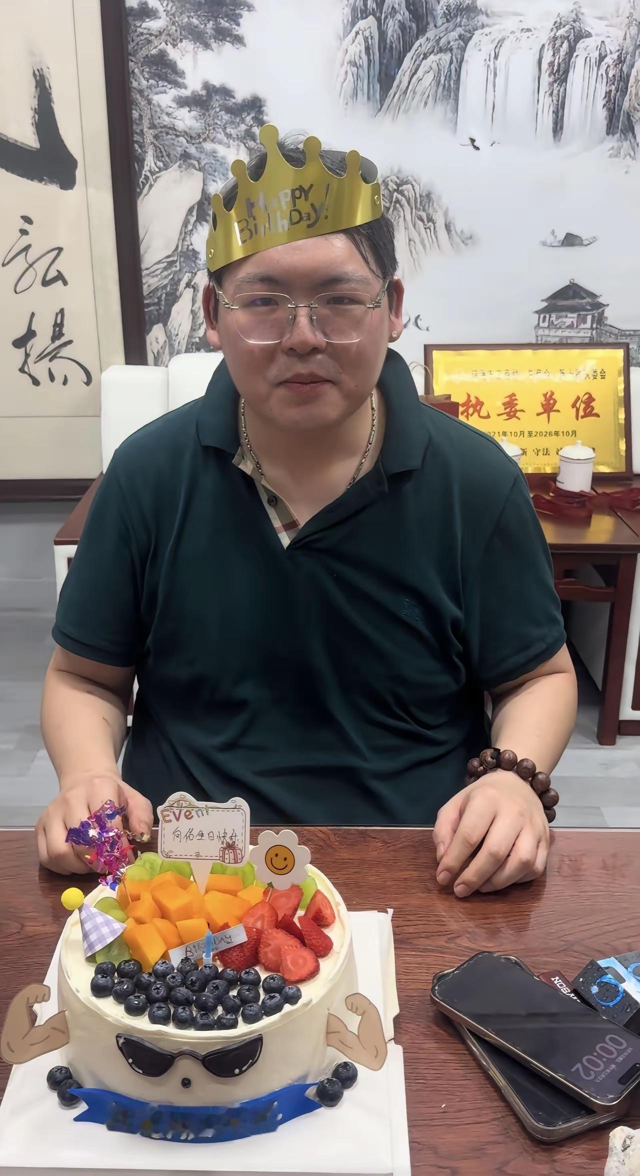 向佑直播间里那股子憨乎乎的劲儿，看久了真容易让人忘了他当年有多"野"。
 
说出