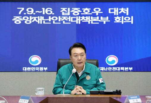 【韩国总统尹锡悦要求各级公务员在暴雨来临时要前往受灾现场】

韩国总统尹锡悦7月