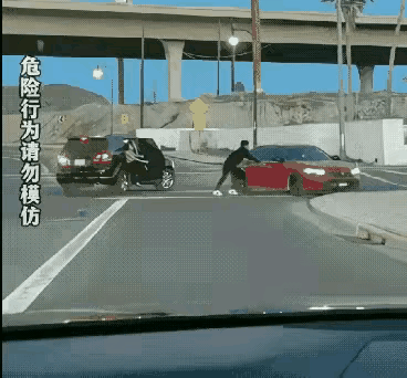 有事说事，简单的刮蹭，该怎么处理就怎么处理呗，结果黑车司机不知道是气性太大还是咋