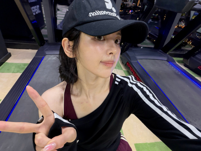 杨超越素颜健身自拍 又帅又美 少年感和少女感并存了[太开心] ​​​