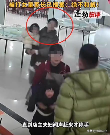 安徽六安，在一家饭店里，店主的2岁女儿，跟顾客的2岁女儿，两个小家伙因为一个玩具