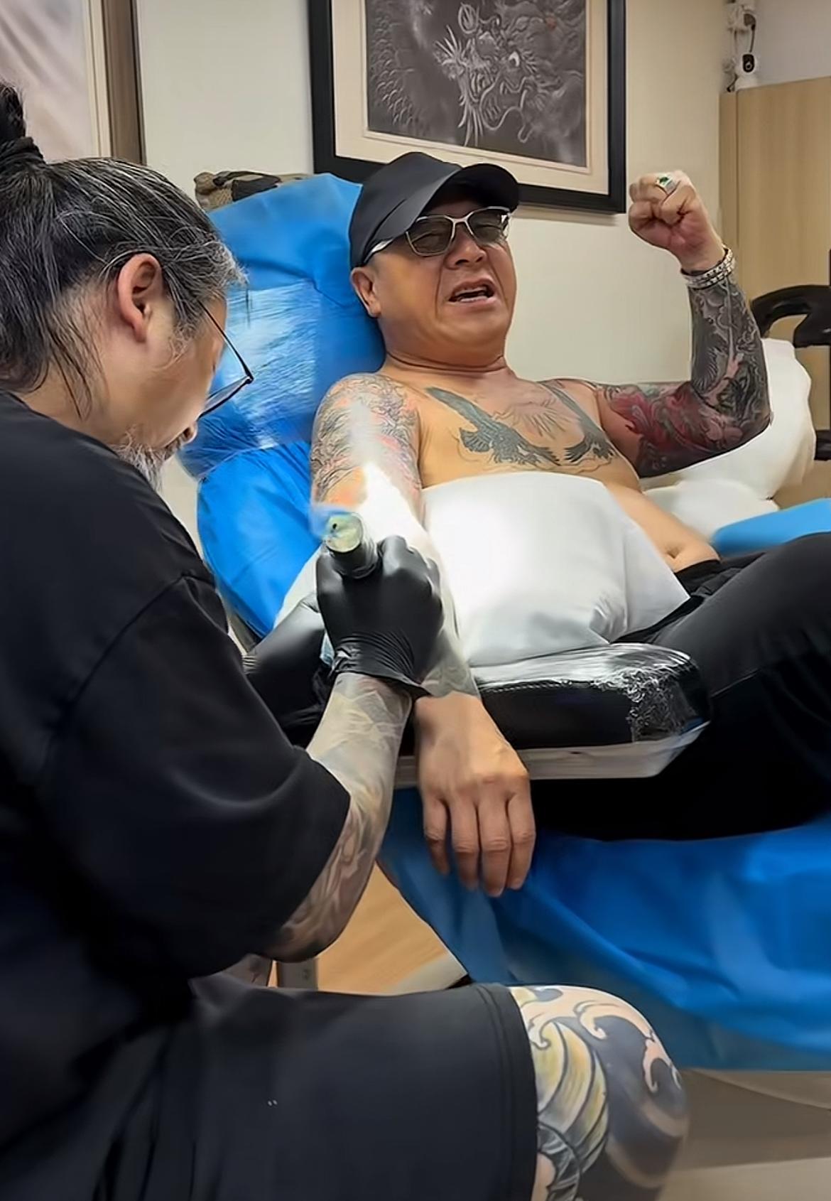 “大B哥”吴志雄也学好了，杭州修改纹身内容，痛到唱《战无不胜》，胸前双鹰太明显
