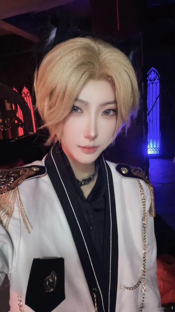 冬夏saki[超话]安柒Annie[超话] 狼少爷上班图打卡✓ ​​​