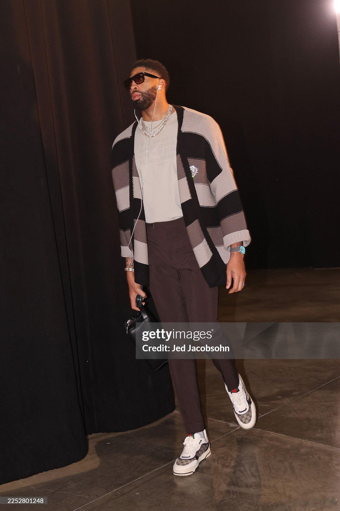 MFFL 据消息人士透露，勇士￼、猛龙￼、老鹰￼都有意交易得到戴维斯￼。尽管达拉