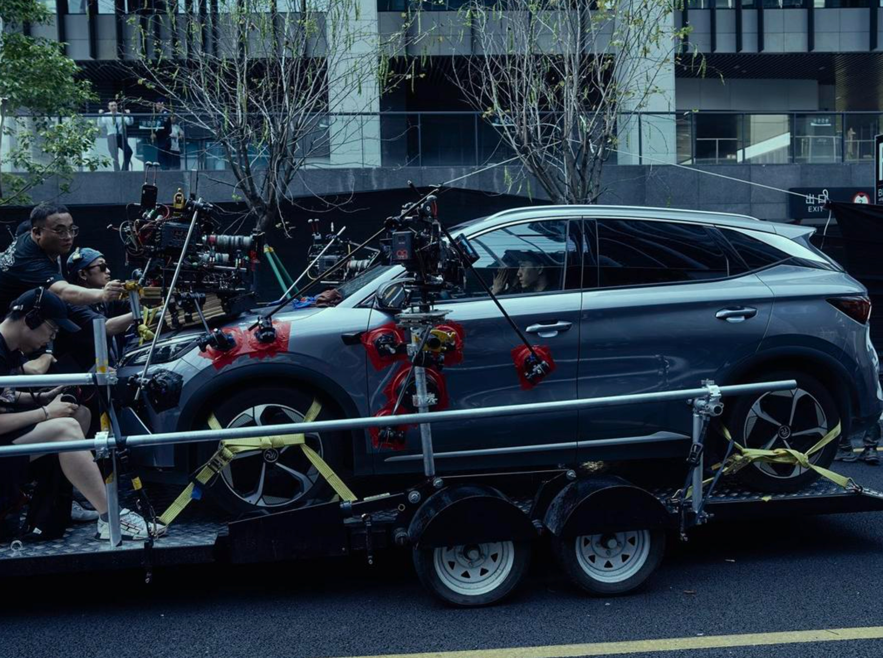 今年春节档累计票房前二的两部电影《飞驰人生3》和《惊蛰无声》，都植入了国产车的身