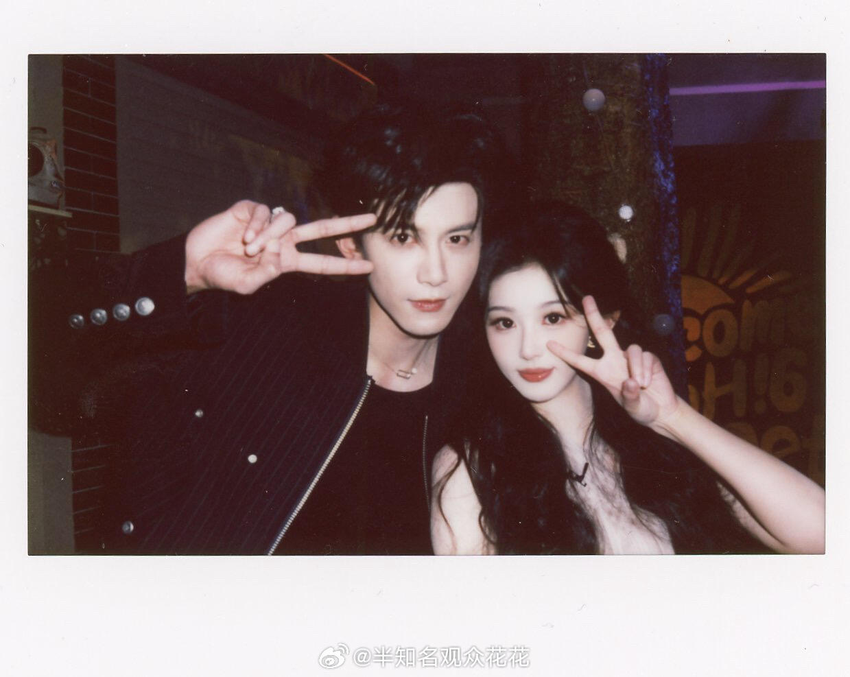 哇 新鲜的合照孔雪儿邓凯hi6拍立得照片孔雪儿邓凯hi6比耶合照