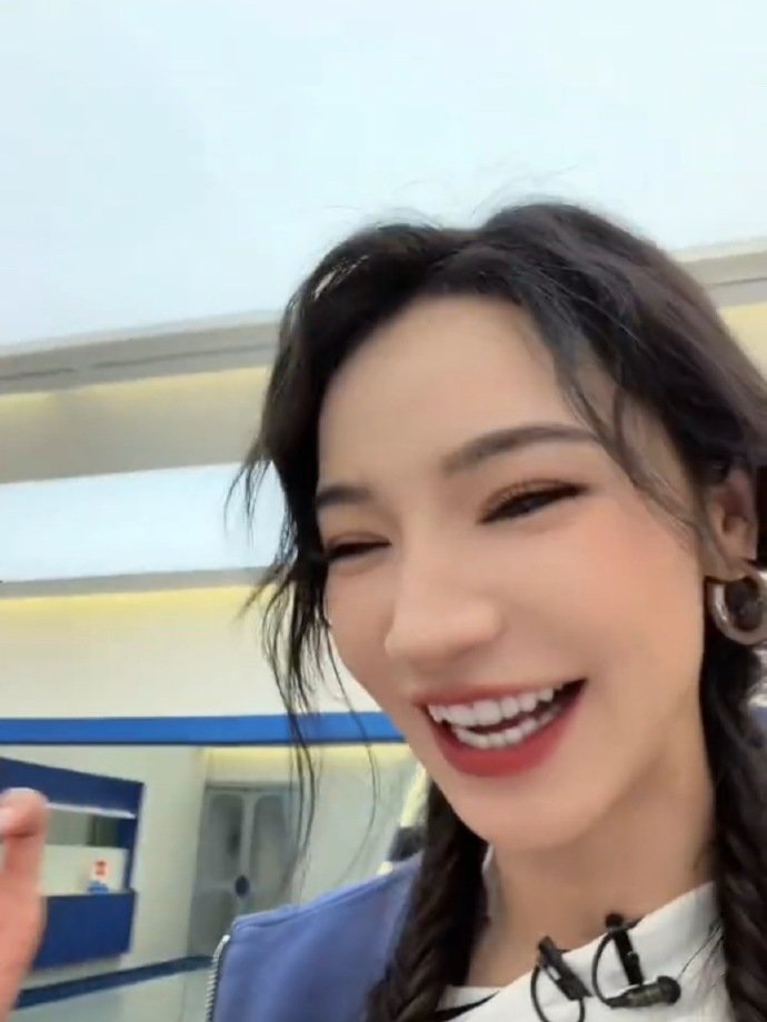 代斯颜值战胜了拍照技术女明星自拍也要找显脸瘦的角度代斯你是不是对自己的美貌一无所