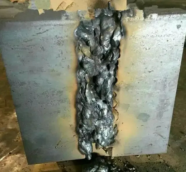 两名焊工师傅，选哪个？厂里缺一个焊工师傅，昨天来了两个焊工师傅应聘，左边的一个月