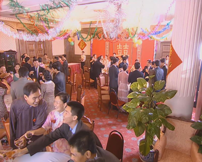 21年前，《金粉世家》里面的婚礼彩带装饰，小时候参加婚礼，经常看大家用，看起来也