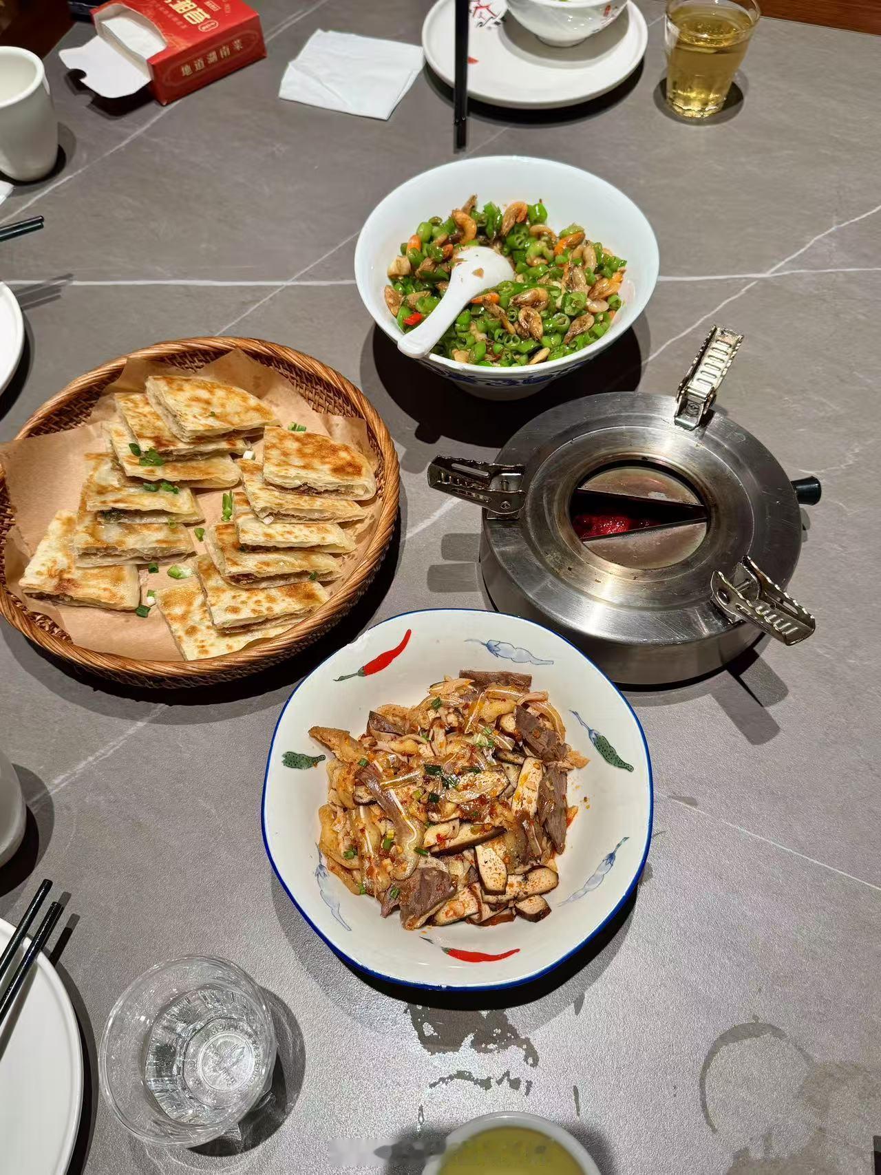 谁想吃！这个肉馅饼🥙好好吃～其他的菜就是有点咸 