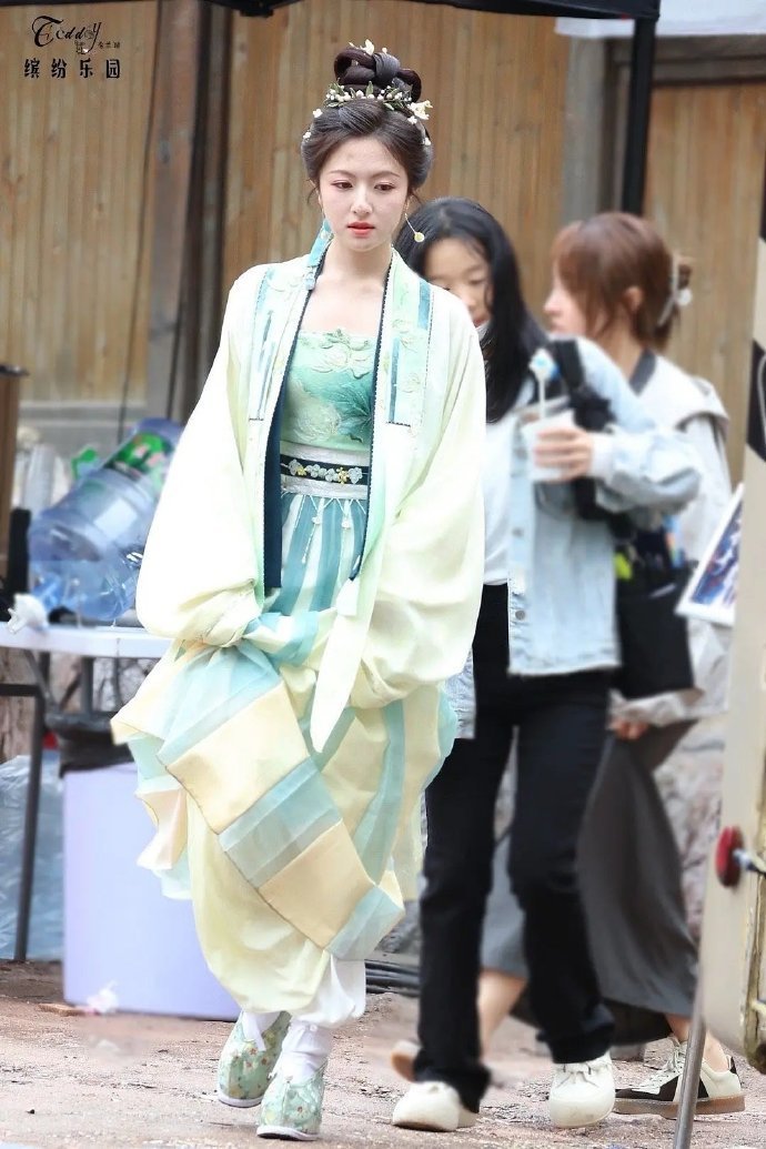 李兰迪今日生图路透，来审判一下美女状态[赢牛奶] ​​​