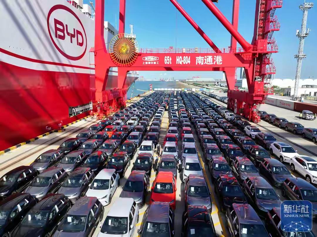 5月31日，7273辆比亚迪新能源车从江苏南通港启航奔赴欧洲意、西等国，这是近十