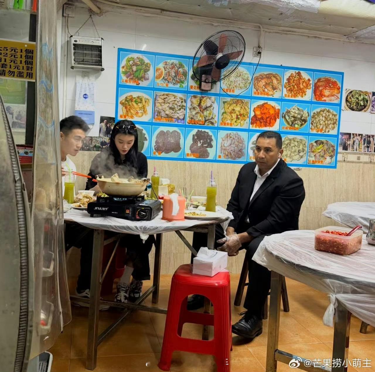 何猷君奚梦瑶和保镖同桌吃饭何猷君奚梦瑶和保镖一起吃饭 何猷君奚梦瑶澳门吃饭被偶遇