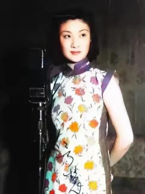1966年9月10日夜里，上海华山路一栋别墅里，一个47岁的女人把11岁的儿子叫