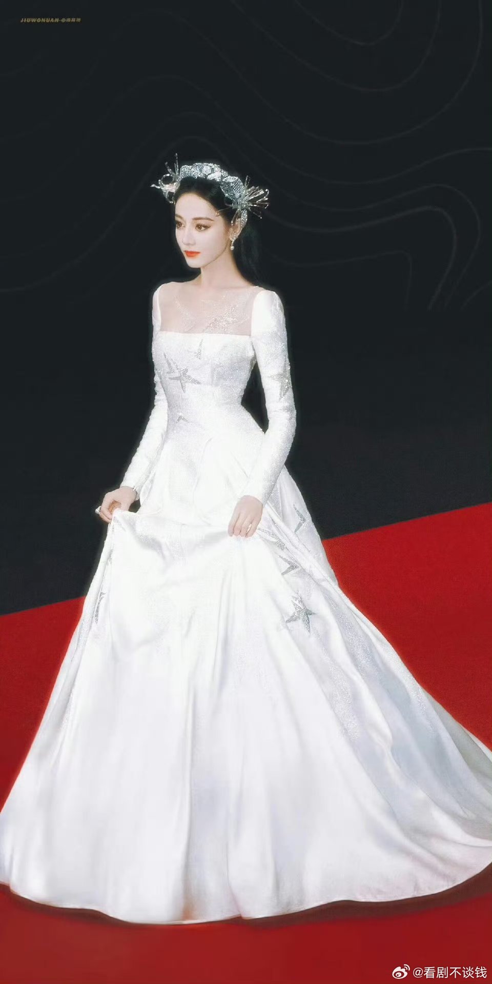 迪丽热巴扛起裙摆就走了好喜欢看提裙摆的那一下好从容好优雅…美神降临 摇曳生姿 