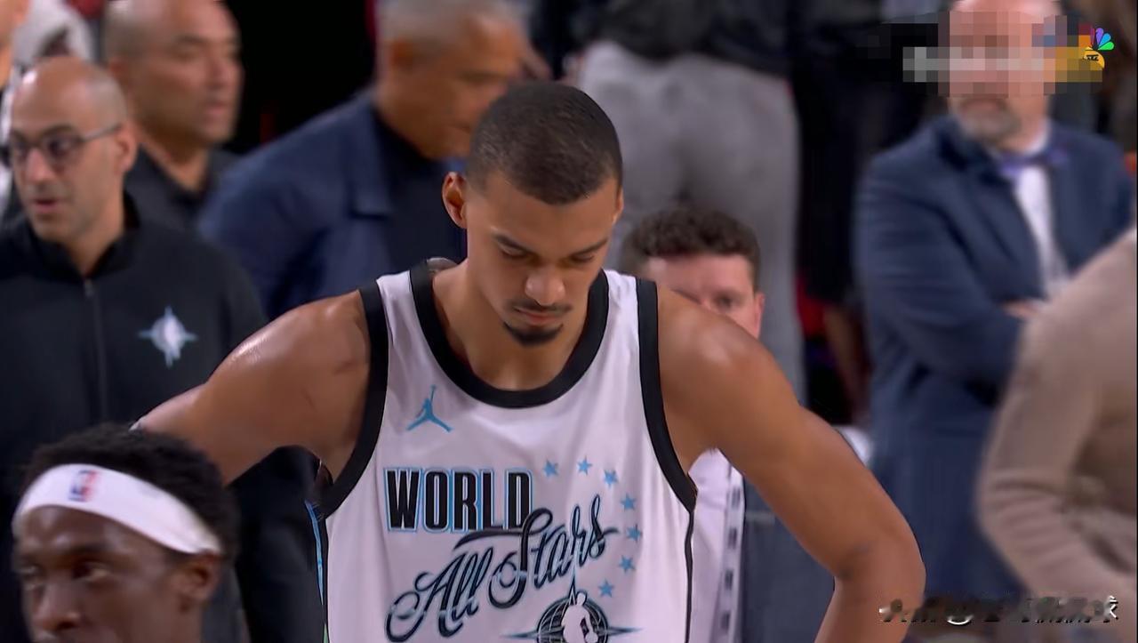 马刺巨星文班亚马真是气的咬牙切齿！今天世界队在全明星正赛中以35：37惜败于美国